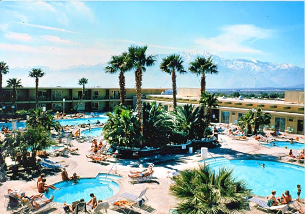 Desert Hot Springs Spa Hotel Exterior photo